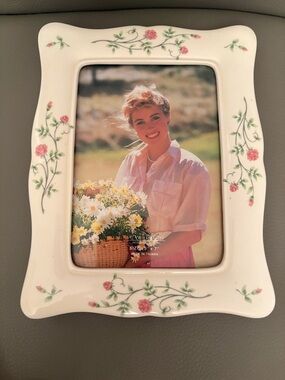 Dennis East NWOT Floral Ceramic Photo Frame in Cream with Pink Rose Accents